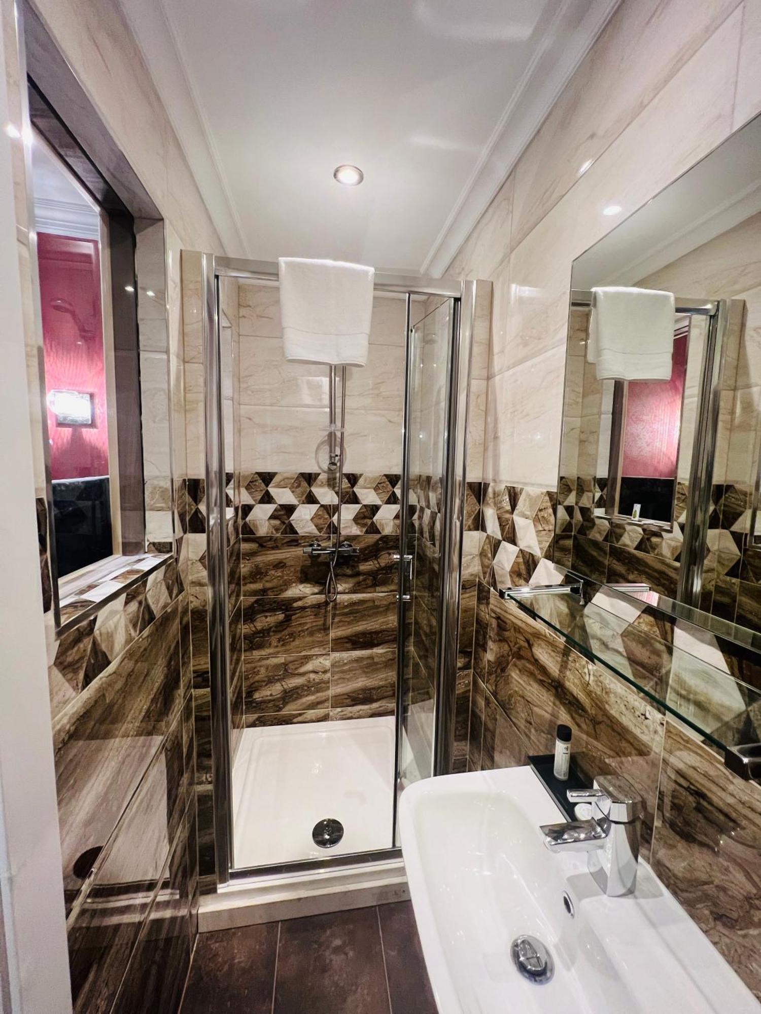 Private Room@leicestersquare In A Shared Flat Gazde/Camere de închiriat Londra